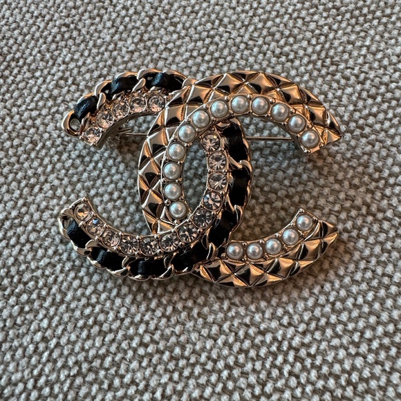 Super Rare Classic Chanel CC Logo Leather, Pearl, Crystal and Gold Brooch - Picture 1 of 3